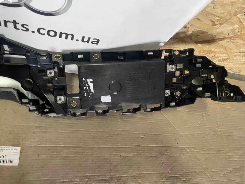 кріплення дисплея і декоративних деталей передньої панелі e-tron