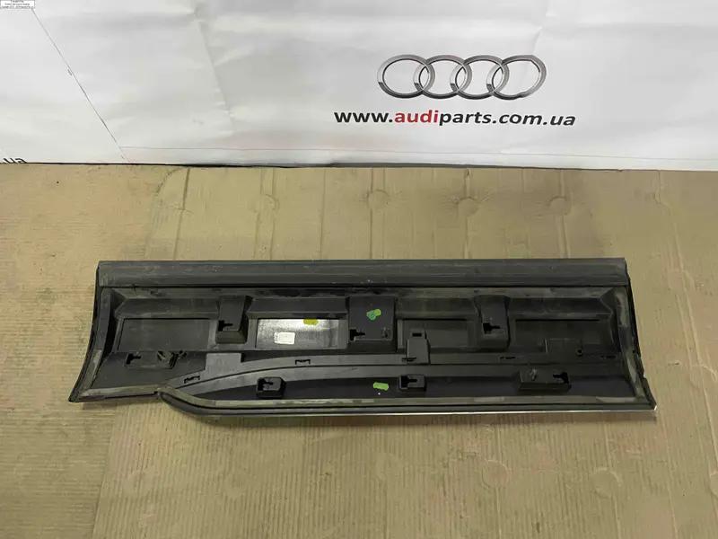 накладка на дверку правий зад r q7 4m s-line