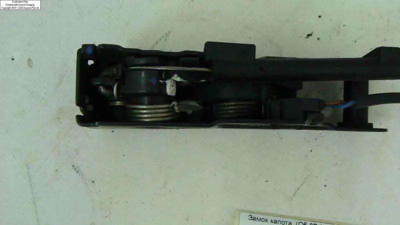 замок капоту