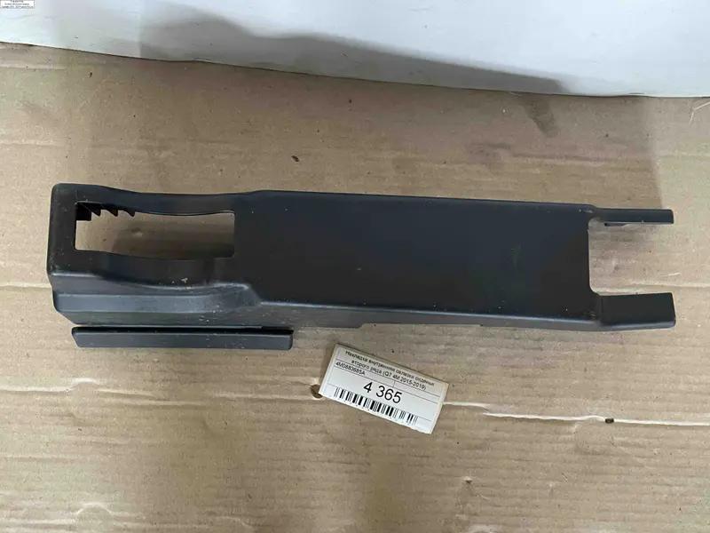 накладка внутрішня салазки сидіння другого ряду