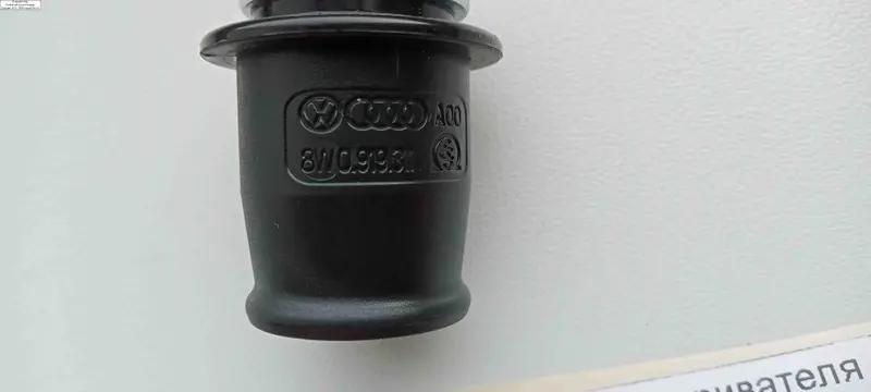 кришка розетки прикурувача в салон автомобіля