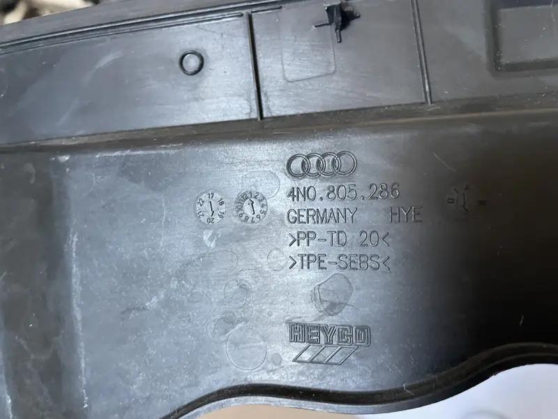 накладка фари права a8 d5
