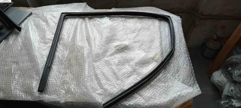 ущільнювач скла правих задніх дверей q7 4l
