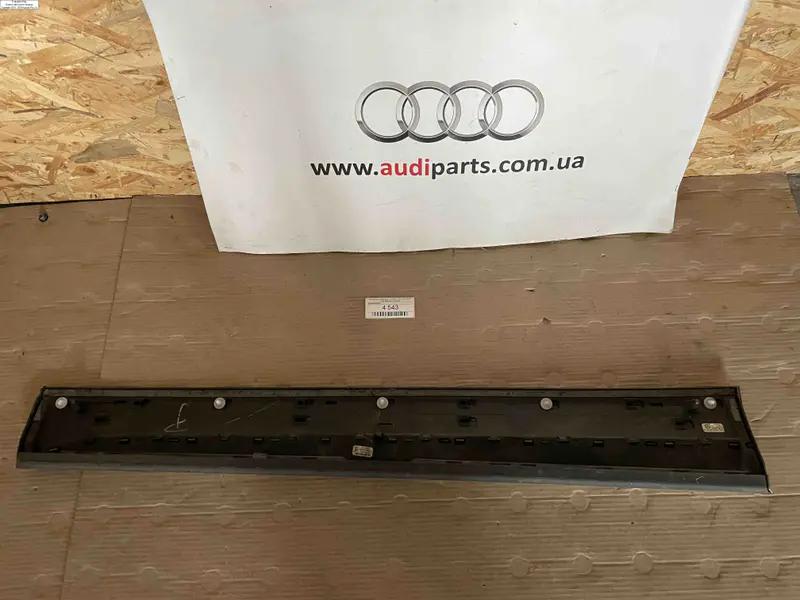накладка передньої правої дверки q5 80a