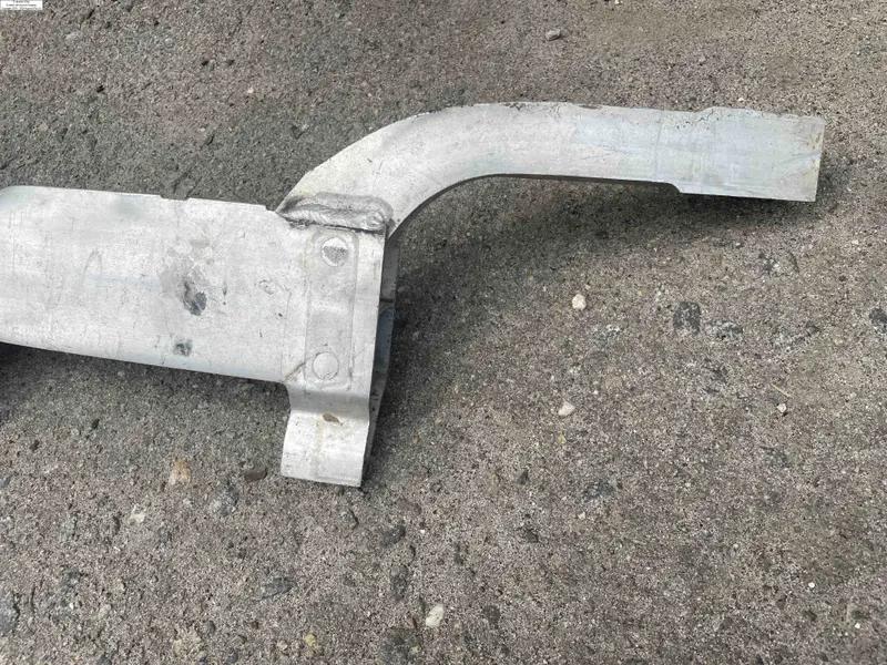 підсилювач переднього бампера